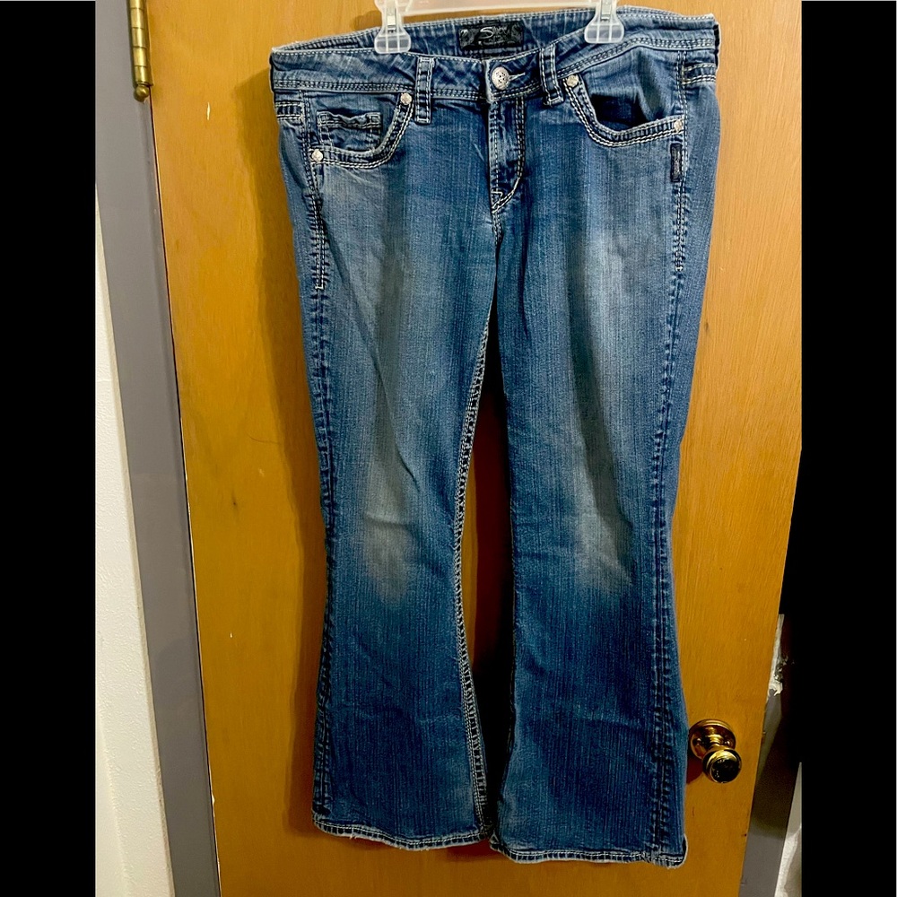 Silver jeans Lola flare style jeans size 33/31 in a medium wash